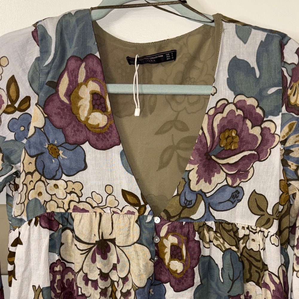 Zara Floral Túnica with Purple and Blue Accents